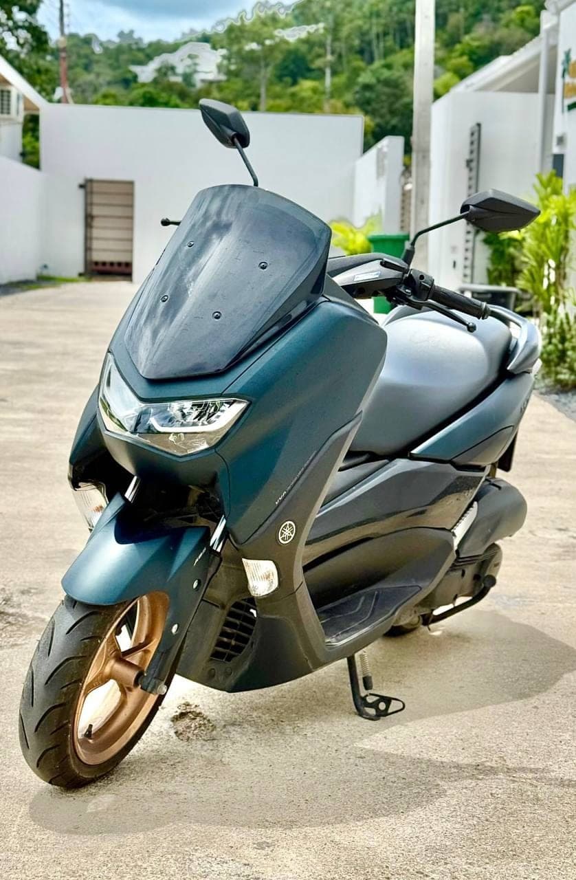 Yamaha NMAX на тихой улице среди вилл на Самуи