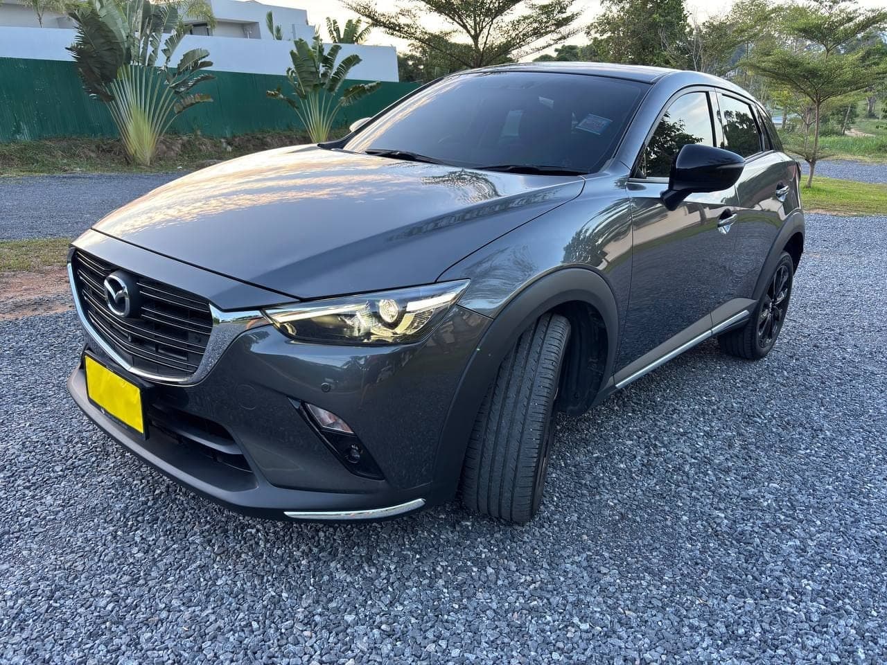 Mazda CX-3 на гравийной площадке среди зелени